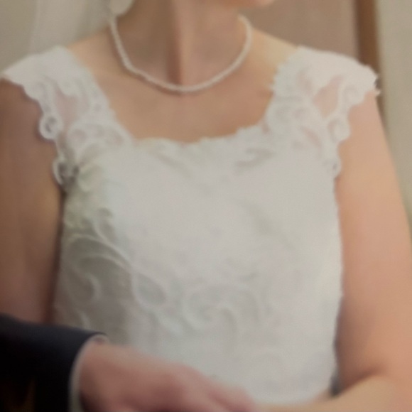 David's Bridal Cream Sleeveless Scoop Neck Wedding Gown AND veil - Picture 7 of 10